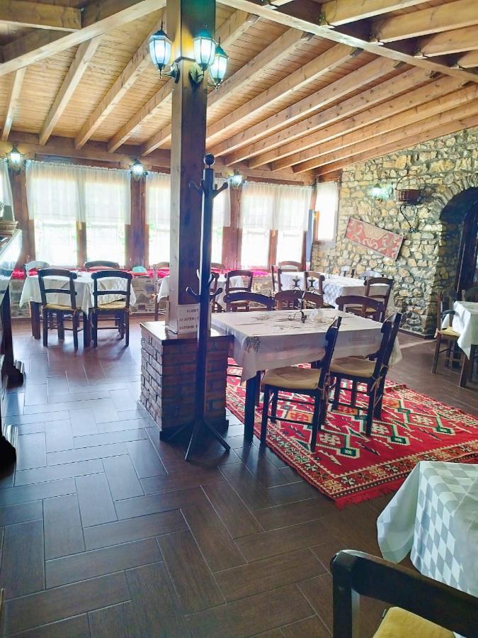 Guva Mangalem Hotel Restaurant Berat Exterior photo