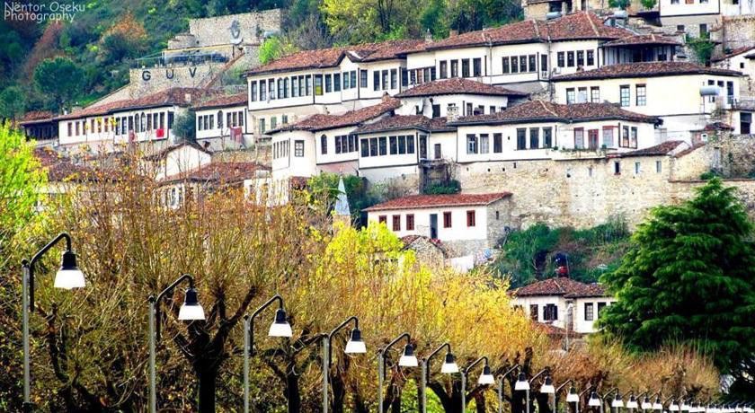 Guva Mangalem Hotel Restaurant Berat Exterior photo
